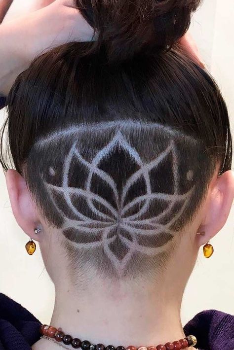 Undercut With Lotus Pattern #longhair #shavinghair ★ Undercut women hair styles are super daring, and that is why not every babe can pull one off. But if you are an artistic person or a tomboy we are sure that you can sport an undercut. See the trendiest undercuts here. #glaminati #lifestyle #undercutwomen Hair Tattoo Designs, Undercut Hair Designs, Shaved Designs, Undercut Hairstyles Women, Undercut Long Hair, Undercut Designs, 2018 Hair, Shaved Hair Designs, Undercut Women