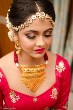 Deepti Khaitan Makeup/her neckpiece is too gorgeous Bride Pics, Rajput Jewellery, Rajputi Jewellery, Saree Bollywood, Gold Necklace Indian, Gold Necklace Indian Bridal Jewelry, Long Pearl Necklaces, Maang Tikka, Head Chain