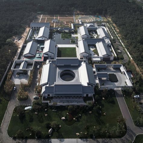 GLA design merges weihai hospital's courtyards with chinese pine forest Chinese Architecture Traditional, Folding Architecture, Chinese Courtyard, Architecture Traditional, Modern Hospital, Hospital Architecture, Renovation Architecture, Timber Architecture, Curved Walls