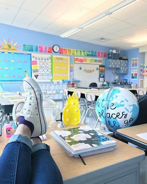 Gorgeous classroom design ideas for back to school 52 Classroom Design Ideas, Sunshine Classroom, Learning Room, Ideas For Back To School, Bright Classroom, Teacher Decor, Classroom Goals, Elementary Classroom Decor, Teacher Things