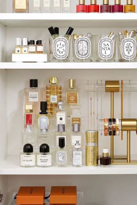 Beauty Organization Solutions + Favorites. Rounding up some tips to keep your beauty favorites organized, easy to view and access! #makeupstorageideas Perfumes And Lotions, Room Perfume, Perfume Organizer, Perfume Display, Organizer Ideas, Perfume Organization, Beauty Organization, Kitchen Storage Solutions, Organization Solutions