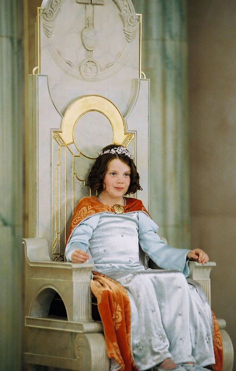 Georgie Henley as Lucy Pevensie - The Chronicles of Narnia The Lion, The Witch, and The Wardrobe Lucy Narnia, Narnia Costumes, Lion Witch Wardrobe, Coronation Gown, Narnia Movies, Susan Pevensie, Peter Pevensie, Lucy Pevensie, Narnia 3