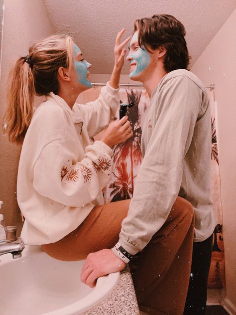 Cute Couple Pics Doing Face Masks, Couple Self Care Aesthetic, Face Masks With Boyfriend, Face Mask Couple Pictures, Couple Face Mask Pictures, Couples Face Masks Pictures, Face Mask Date, Face Mask Pictures With Boyfriend, Couples Face Mask