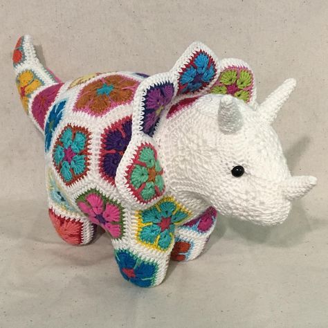 Crochet Granny Square Animal African Flowers 65 Ideas For 2019 EFD Flower Pillow Pattern, African Flower Animals, African Flower Crochet Animals, Flower Amigurumi, Heidi Bears, African Flower Crochet, Crochet Flower Squares, Flower Animals, Crochet African Flowers