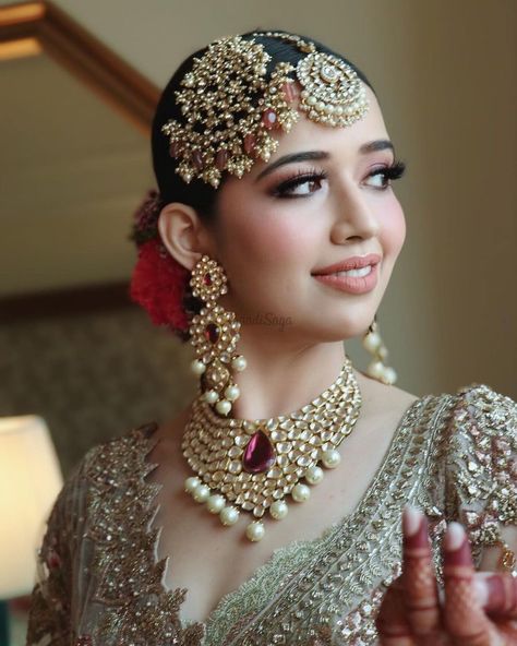 Presenting you latest & trendy bridal jewellery ideas - " Maang Tikka" & "Passa" With various maang tikka designs and passa designs , We can’t wait to show you our favourite ones. So, check out our blog. #shaadisaga #indianwedding #bridaljewellery #maangtikka #passajewellery #maangtikkabridal #maangtikkagold #maangtikkadiamond #maangtikkadesigns #maangtikkakundan #maangtikkapolki #maangtikkasilver #maangtikkaoversized #passajewellerykundan #passajewellerykundanside #passajewellerykundandesign Latest Maang Tikka Designs, Tikka Hairstyle, Bridal Jewellery Ideas, Bridal Maang Tikka, Tikka Designs, Marriage Jewellery, Maang Tika, Indian Bridal Photos, Indian Bridal Jewellery