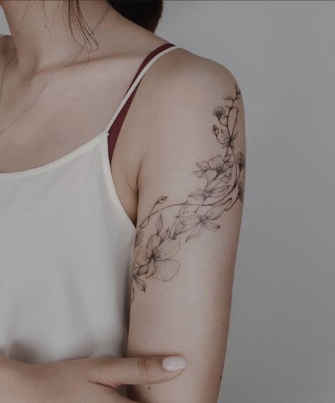 Lilly Flower Tattoo Designs Shoulder, Lotus Wrap Around Tattoo, Women Shoulder Tattoo Ideas Unique No Flowers, Floral Shoulder Wrap Tattoo, Moon Vine Tattoo, Smokey Flower Tattoo, Flower Tattoo Around Arm, Simple Floral Tattoo Design, Floral Sleeve Tattoo Design