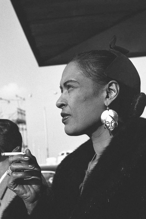 Billie Holiday - #smoking #smoke #cigarette #fumar #fumando #cigarro #fumer Billy Holiday, Lady Sings The Blues, Jeff Buckley, Vintage Black Glamour, Musica Rock, Billie Holiday, Louis Armstrong, Jazz Musicians, I'm With The Band