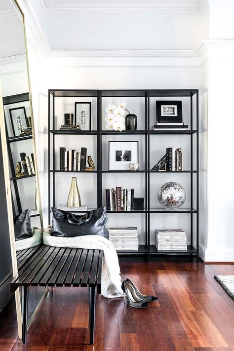 New York Style Apartment, Design Shelves, Style Apartment, Apartment Studio, Popular Interior Design, Deco Studio, Tiny Studio, Apartment Layout, Casa Container