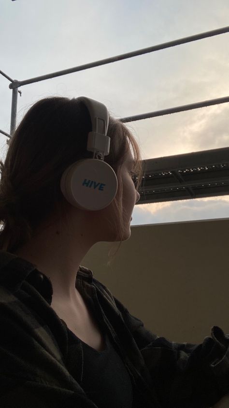 Person Listening To Music Aesthetic, Girl With Headphones Aesthetic, Enhypen Hogwarts, Music Listening Aesthetic, Listen To Music Aesthetic, Introvert Core, Listening Music Aesthetic, Music Girl Aesthetic, Girl Listening To Music Aesthetic