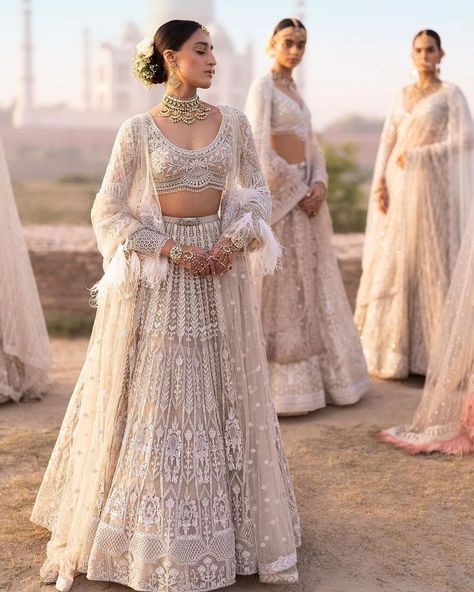 Designer Bridal Lehenga White Lengha Bridal, Bridal Lehenga White, White Indian Wedding Dress, Reception Lehengas, White Bridal Lehenga, Indian Reception Outfit, Indian Wedding Reception Outfits, Falguni Shane Peacock, Reception Outfits