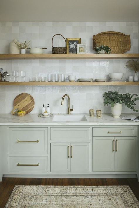 Small Kitchen Style, Green Kitchen Cabinets Ideas, Dark Green Kitchen Cabinets, Light Green Kitchen, Mint Kitchen, White Mosaic Tile, Dark Green Kitchen, Kitchen Set Cabinet, White Tile Backsplash