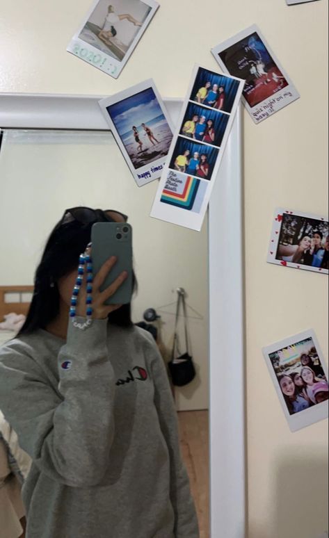 Polaroid Mirror, Dance Film, Girl Mirror, Art Dance, Champion Crewneck, Mirror Ideas, Bedroom Idea, Polaroid Pictures, Polaroid Photos