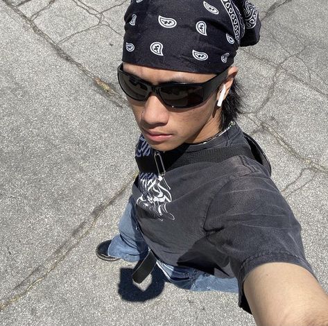 Bandana Scarf Outfit Street Style, Guys Bandana Style, Handkerchief Outfit Men, Men’s Bandana Outfit, Men In Bandanas, Black Bandana Outfit Men, Bandana Fits Men, Bandana Outfits Men, Mens Bandana Style