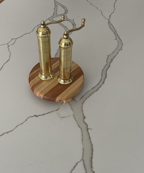 Alexander Salt & Pepper mill set in our handcrafted birchwood riser - GET YOURS ! Maple Kitchen, European Kitchens, Salt Mill, Salt And Pepper Mills, Sustainable Kitchen, Salt And Pepper Grinders, Salt Crystal, Art Print Collection, Pepper Mill