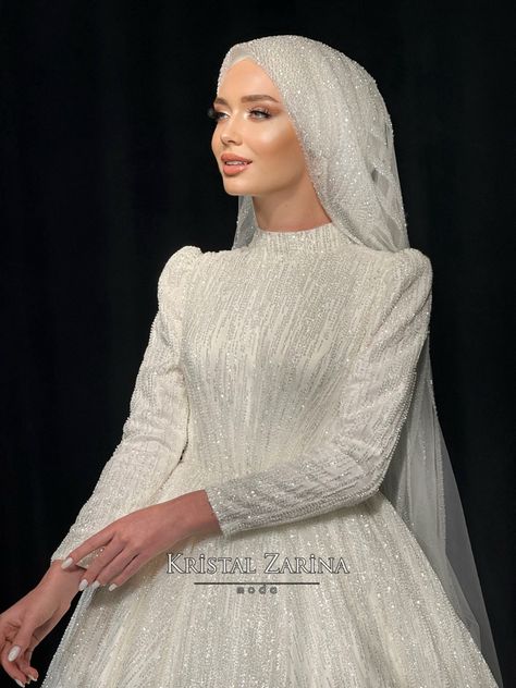 Veils Bridal Hijab, Muslim Wedding Dress Hijab Bride, Bridal Turban, Hijabi Bride, Wedding Hijab Styles, Hijabi Brides, Muslimah Wedding Dress, Cocktail Dress Classy, Wedding Dress Types