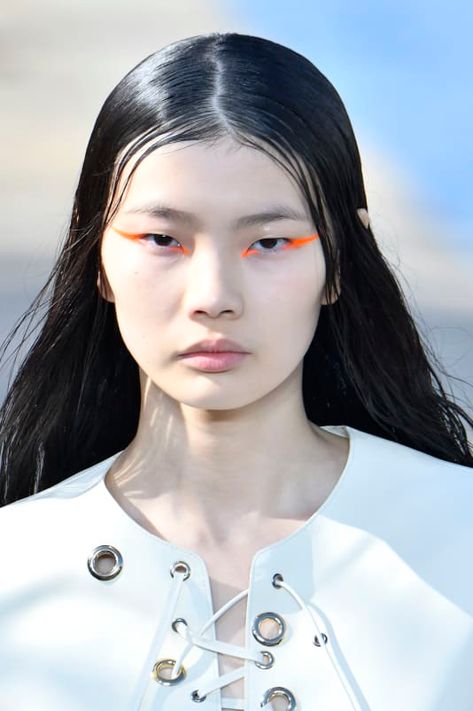 Paris Fashion Week Spring-Sumer 2022 Highlights: Designers presented a new sexy summer dresscode - CNN Style Editorial Liner Makeup, Asian Graphic Liner, Lolla Makeup, Streetwear Makeup Look, Orange Graphic Liner, Neon Graphic Liner, Runway Makeup Looks, Streetwear Makeup, Neon Eyeliner