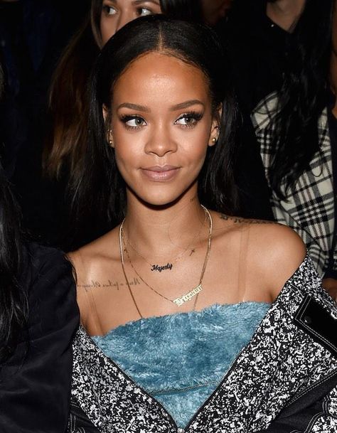 Rihanna Necklace, Rihanna Jewelry, Rihanna Big Forehead, Rihanna Jewelry Necklaces, Rihanna Bare Face, Rihanna Fashion Outfits, Rihanna In Sunglasses, Rihanna Fashion Icon Award, Bold Makeup Looks