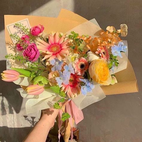 cottagecore soft girl aesthetic flowers tulips cottage core inspo pastel Bouquets Of Flowers, Nothing But Flowers, Flower Therapy, Beautiful Bouquet Of Flowers, Spring Aesthetic, Pretty Plants, Bouquet Of Flowers, Love Flowers, My Flower