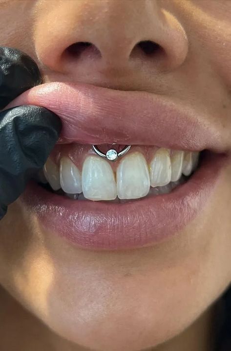 We prepared a definitive guide for smiley piercings. You can find all answers about a smiley piercing. There are stylish jewelry ideas too. Pearcing Ideas Ears, Smilie Piercing Aesthetic, Inside Mouth Piercings, Smiley Piercing With Braces, Mouth Piercings Smiley, Cute Smiley Piercing, Gold Smiley Piercing, Smiley Piercing On Black Women, Female Piercings Ideas