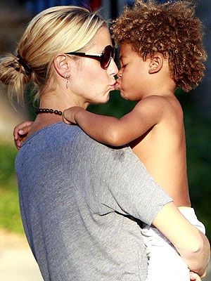 Mom Kiss Son Lips, Celebrity Mom, Famous Moms, Baby Seal, Gabriel Garcia Marquez, Family Shoot, Celebrity Families, Interracial Love, Celebrity Kids