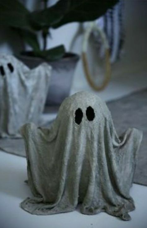 Strašidelný Halloween, Veselý Halloween, Decoration Beton, Tanaman Pot, Cement Flower Pots, Ghost Diy, Cement Diy, Concrete Diy Projects, Cement Art