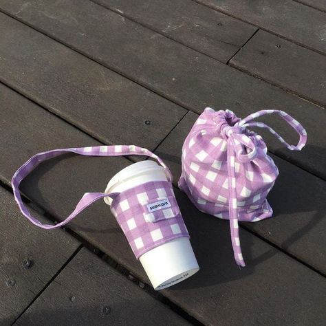 Cup Carrier, Drink Bag, Tea Holder, Coffee Cup Holder, Gingham Linen, Diy Bag Designs, Cute Fabric, Diy Bags Patterns, Coffee Sleeve