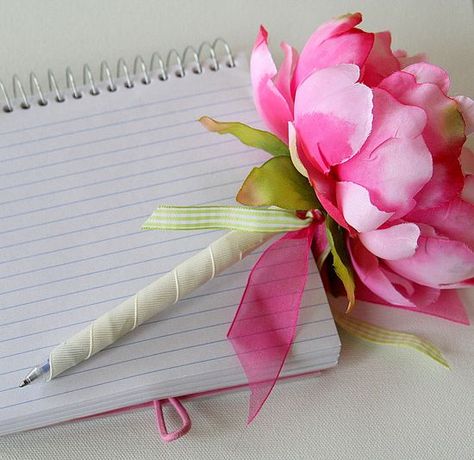 How to make a flower pen. A whole vase of these would look cool! And no one would steal them! Diy Flower Pens Ideas, Diy Pen Decoration, Pen Decorating Ideas, Flower Pens Bouquet, Pen Decoration, Flower Wand, Pen Toppers, Flower Pens, Pen Diy