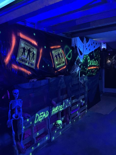 Haunted Bus Ideas, Haunted School Ideas, Halloween Garage Haunted Houses, Spooky Garage Halloween, Diy Haunted Garage Ideas, Haunted Entryway Ideas, Haunted House Entrance Ideas, Large Halloween Party, Indoor Haunted House Ideas