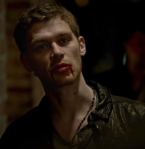 Klaus Mikaelson Vampire Face, Tvd Klaus, Swipe Game, Lissie Mackintosh, Klaus Tvd, Klaus From Vampire Diaries, Klaus The Originals, The Mikaelsons, Evil Smile