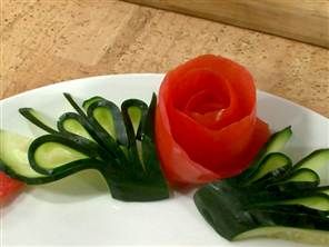 Vegetable Flowers Garnish, Charcuterie Board Garnish, Garnish Tomato, Veggie Shapes, Beautiful Garnishes, Vegetable Garnish, Tomato Rose, Flower Garnish, Salad Decoration Ideas