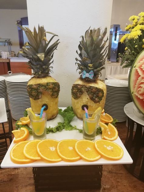 Carved Fruit Ideas, Edible Fruit Arrangements, Cooked Pineapple, Deco Fruit, Pineapple Ham, Fruits Decoration, Fruit Creations, Fruit Platter Designs, Decorações Com Comidas