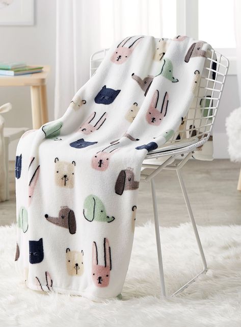 Our animal friends kid's throw 110 x 140 cm | Simons Maison | Throw Blankets | Decor | Simons $15 Gucci Baby Clothes, Baby Gril, Cool Kids Bedrooms, Gucci Baby, Notebook Cover Design, Nursery Room Design, Cute Pajama Sets, Crate Furniture, Towels Kids