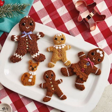 Knitted Gingerbread Family Knitted Gingerbread Man, Gingerbread Knitting Pattern, Knitted Gingerbread Man Free Pattern, Knitted Ornaments, Gingerbread Man Free, Gingerbread Cat, Gingerbread Friends, Knitted Christmas Decorations, Gingerbread Family