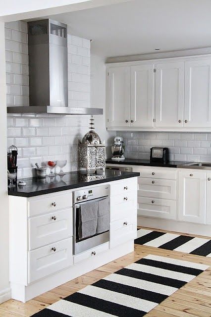 Beautiful White Kitchens, Black White Kitchen, Gray And White Kitchen, Kabinet Dapur, Kitchen Black, White Kitchen Decor, White Kitchen Design, Trendy Kitchen, White Kitchen Cabinets