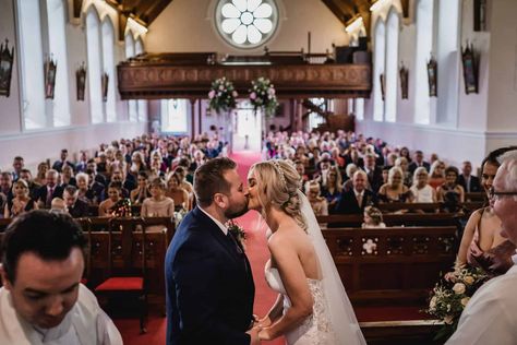 First Kiss Wedding, Kiss Photos, Wedding Photography Bridal Party, Kiss Wedding, Unplugged Ceremony, Marriage Photography, Unplugged Wedding, Wedding Ceremony Photos, Couple Kissing