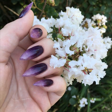 Purple Claw Nails, Black To Purple Nails, Early Halloween Nails, Purple Amethyst Nails, Amethyst Nail Art, Witchy Purple Nails, Black Purple Ombre Nails, Amythest Nails, Dark Purple Nails Aesthetic