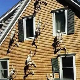 Skeletons Climbing Your House's Walls Pelottava Halloween, Diy Halloween Dekoration, Diy Ghost, Haunted House Halloween Party, Halloween Haunted House Decorations, Dekorasi Halloween, Halloween Diy Outdoor, Halloween Decor Diy, Halloween Outside