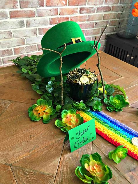 Leprechaun Trap green hat pot of gold Leprechaun Ideas, Leprechaun Hunt, Sant Patrick, St Patricks Decorations, St Patricks Crafts, Leprechaun Trap, St Patricks Day Crafts For Kids, San Patrick, St Patrick Day Activities