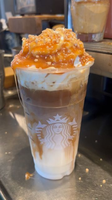 Iced Coffee With Whipped Cream, Iced Caramel Macchiato Starbucks, Dunkin Donuts Coffee Drinks, Starbucks Calories, Caramel Drinks, Crunch Topping, Iced Caramel Macchiato, Cafe Recipes, Money Control