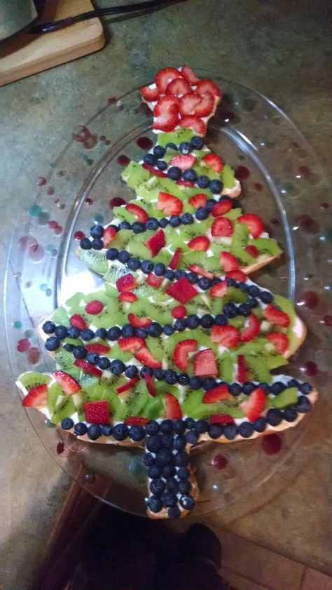 Christmas tree fruit pizza. Roll out any sugar cookie recipe into the shape you want. Mix 8 oz cream cheese and marshmallow fluff and spread over cookie. Cover with fruit of your choice. Christmas Tree Fruit Pizza, Fruit Pizza Christmas, Christmas Fruit Pizza, Cream Cheese And Marshmallow Fluff, Sugar Cookie Recipie, Christmas Tree Fruit, Pizza Christmas Tree, Fruit Pizzas, Fruit Pizza Designs