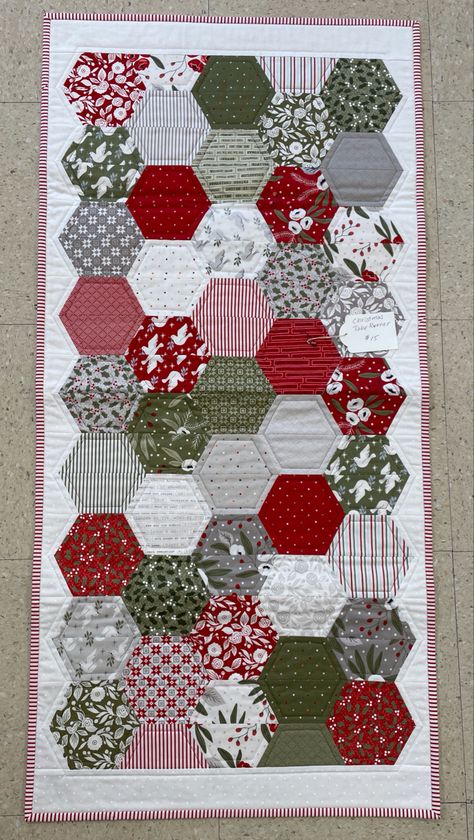 Hexagon Table Runner Free Pattern, Christmas Epp Patterns, Christmas Hexie Projects, Hexi Table Runner, Hexie Table Runner, English Paper Piecing Table Runner, Hexagon Table Runner, Hexi Quilt, Hexie Projects