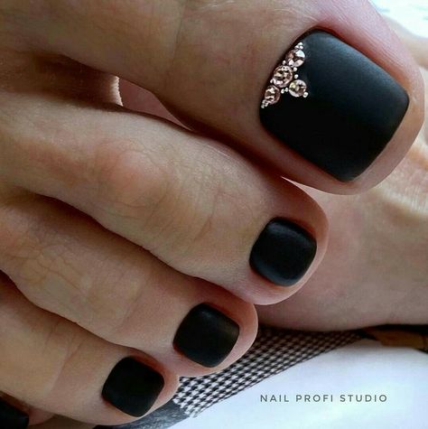 Black And Gold Toe Nails, Black Toenail Designs, Gold Toe Nails, Halloween Toe Nails, Black Toe Nails, Sharp Claws, Pedicure Designs Toenails, Diamond Nail Art, Gel Toe Nails