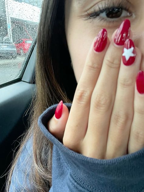 Red Acrylic Nails With Stars, Star Nails Acrylic White, White Nail Theory, White And Red Star Nails, Red Concert Nails, Red Nails White Star, Red Nails With White Star, Cute Red Nails Acrylic, Red And White Nails Short