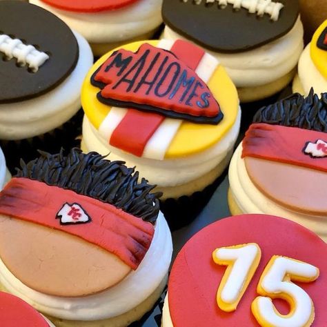 Cake by Nola on Instagram: "Welcome to Chiefs Kingdom. We are glad to have the boys back in town! #decoratedcupcakes #cupcakestagram #instacupcakes #cupcakesofinstagram #fondantcupcakes #fondantcupcaketoppers #handcutfondant #marshmallowfondant #partycupcakes #chiefs #chiefskingdom #chiefscupcakes #mahomes #mahomescupcakes #decorated cupcakes" Chiefs Cupcakes, Decorated Cupcakes, Chiefs Kingdom, Cupcakes Ideas, Fondant Cupcake Toppers, Marshmallow Fondant, Fondant Cupcakes, Cupcake Party, Cupcakes Decoration