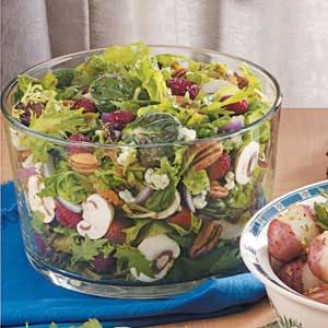 Favorite Raspberry Tossed Salad Recipe Pear Salad Recipes, Glazed Walnuts, Spring Mix Salad, Sliced Pears, Pear Salad, Red Onion Salad, Tossed Salad, Refreshing Salad, Best Salad Recipes