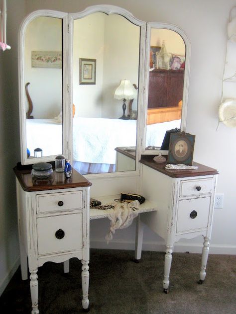 A Comfy Little Place of My Own: Antique Vanity Redo Makeup Vanity Redo, Antique Vanity Makeover, Diy Dressing Tables, Vanity Redo, Antique Vanity Table, Vanity Table Vintage, Vanity Makeover, Makeup Vanities, Antique Vanity