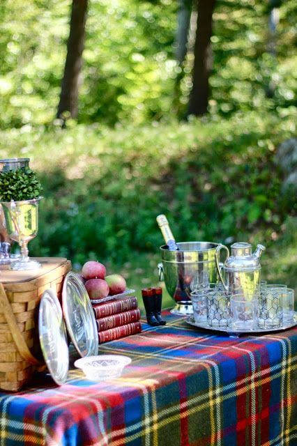 Old School Preppy, School Preppy, Picnic Inspiration, Tailgate Food, Derby Party, Dinner Themes, Football Party, Fabulous Fall, Preppy Look