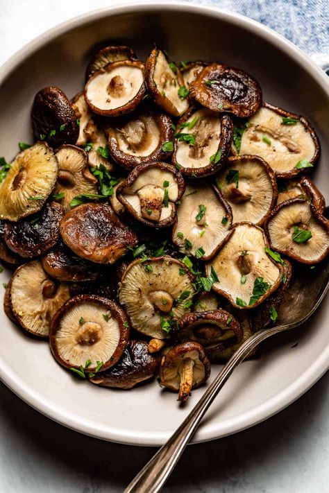 Learn how to roast shiitake mushrooms for an easy, healthy, and quick appetizer or a side dish. Mushroom Substitute, Crispy Mushrooms Recipe, Type Of Mushrooms, Shiitake Mushroom Soup, Shiitake Mushrooms Recipes, Mushrooms Recipes, Comfort Recipes, Vegetarian Italian, Shitake Mushroom