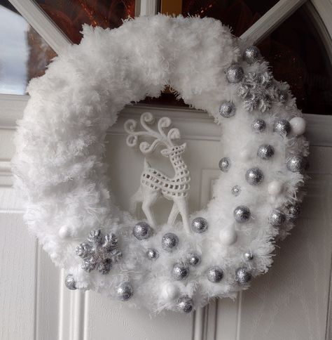 Christmas Yarn Wreaths, Foam Wreath, Crochet Christmas Wreath, Holiday Wreaths Diy, Easy Diy Wreaths, Christmas Wreaths Diy Easy, Christmas Mesh Wreaths, Door Wreaths Diy, Yarn Wreath