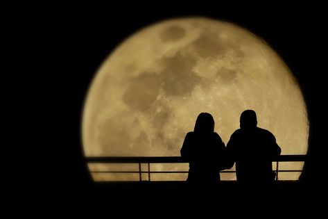 Couple Watching Moon Aesthetic, Just Do It Wallpapers, Romantic Night, Love Couple Photo, Couple Photo, Moon Child, Couple Aesthetic, Art Stuff, Cartoon Wallpaper